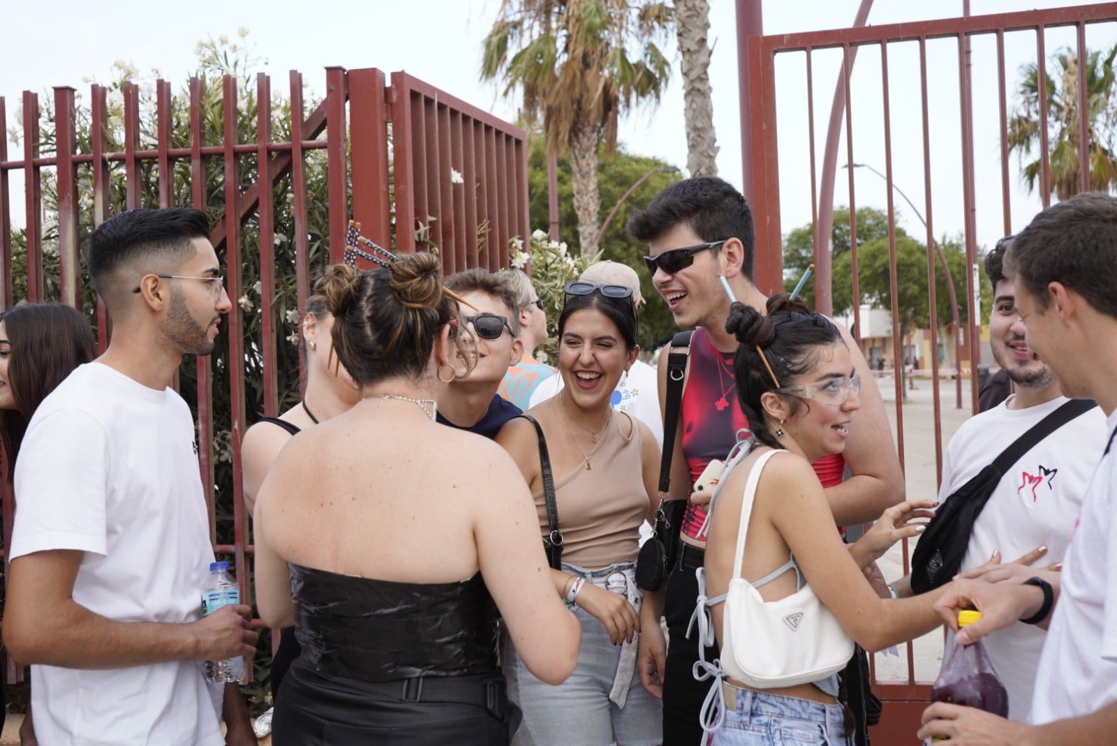 Miles de almerienses se citan en el Recinto Ferial para ver a Rosalía