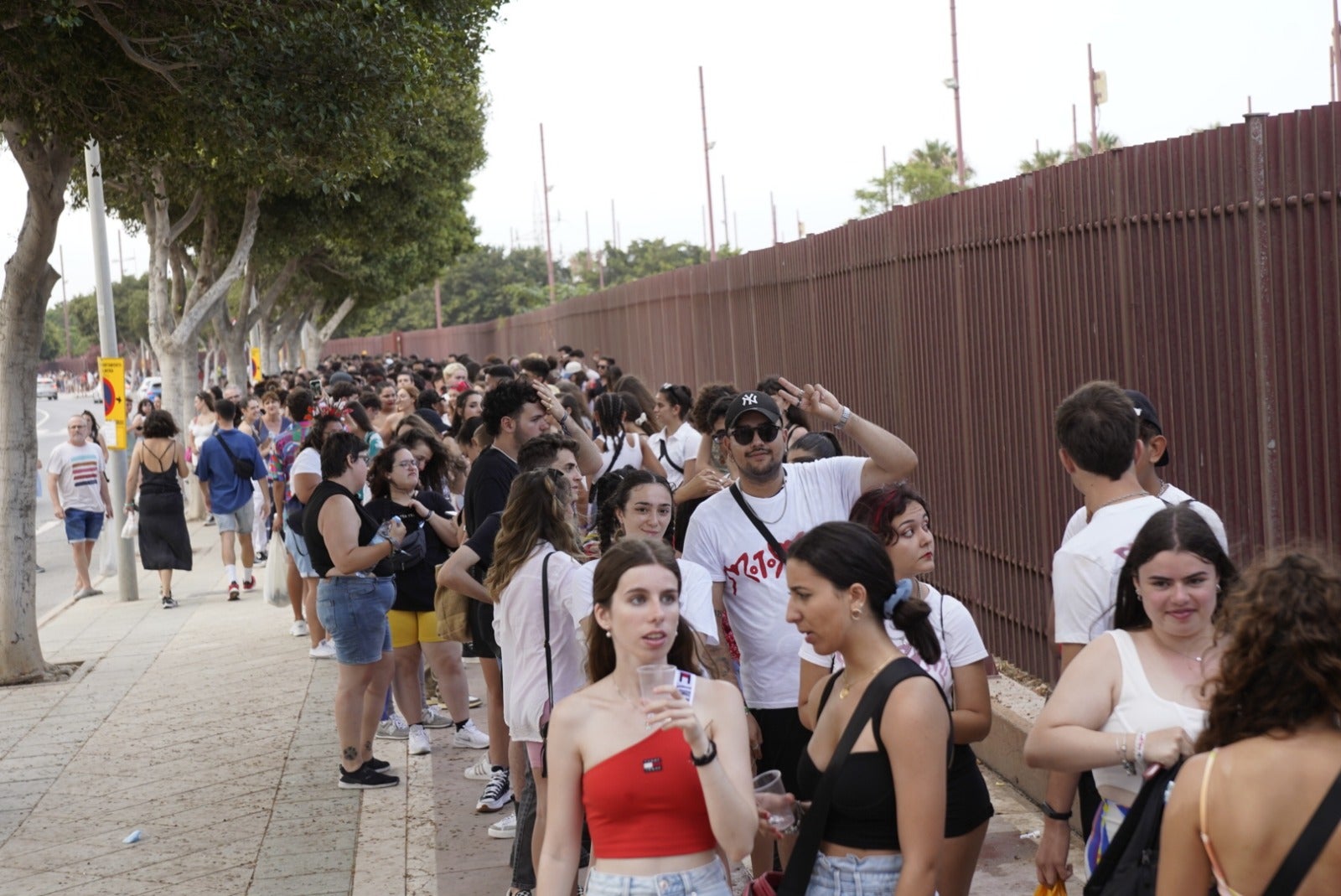 Miles de almerienses se citan en el Recinto Ferial para ver a Rosalía