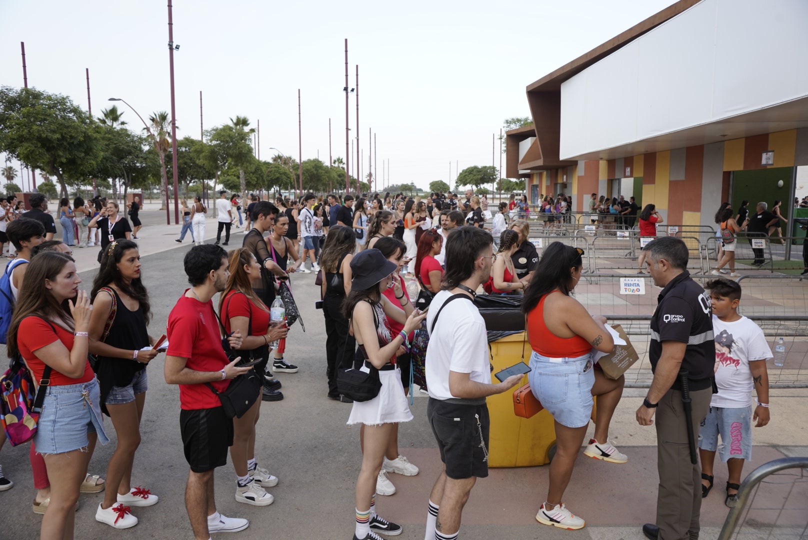 Miles de almerienses se citan en el Recinto Ferial para ver a Rosalía