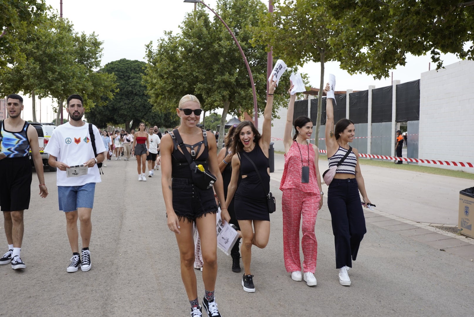 Miles de almerienses se citan en el Recinto Ferial para ver a Rosalía