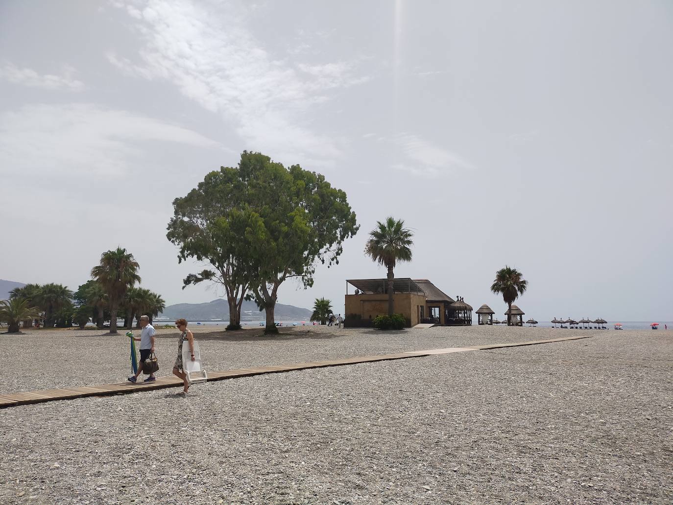 El consistorio alega que hasta el agua hay una anchura de 100 metros y espacio suficiente para los aparcamientos