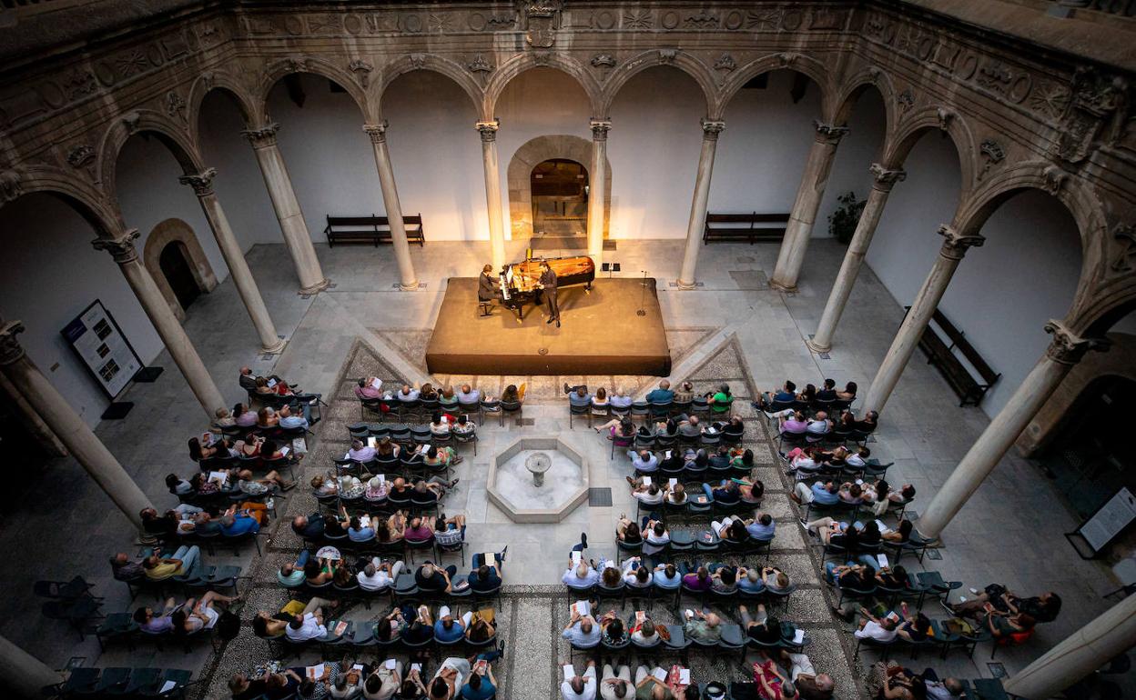 El aspecto que presentó anoche el Patio de los Mármoles del Hospital Real. 