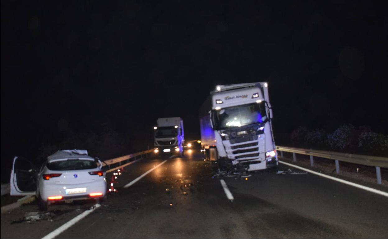 Un conductor circula diez kilómetros en sentido contrario hasta chocar con un camión en Huércal Overa