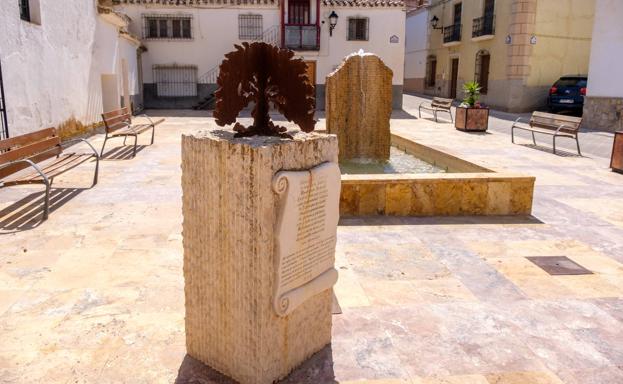 Plaza del Agua en Chirivel con versos dedicados al poeta Egea.