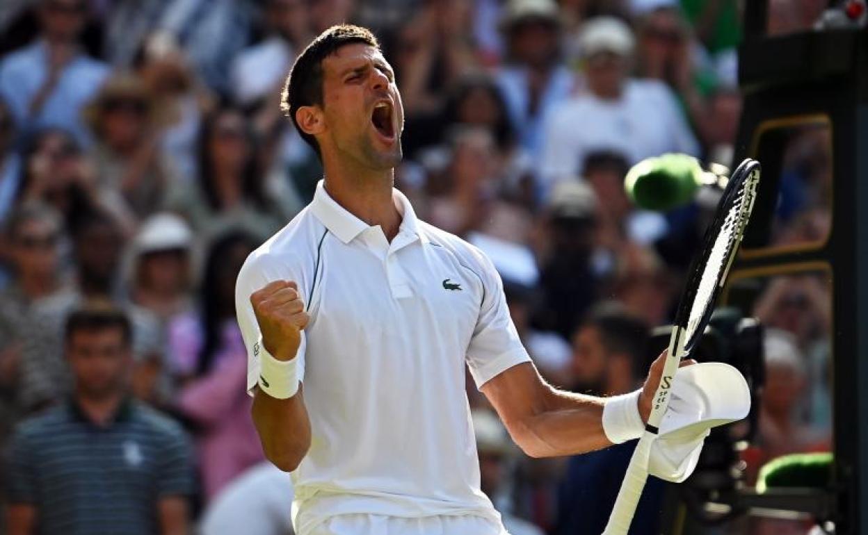 Novak Djokovic celebra su pase a la final de Wimbledon. 