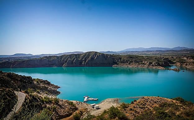 Embalse del Negratín, donde se pueden practicar deportes náuticos. 
