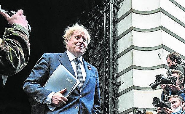 Johnson, determinado a resistir en el Gobierno hasta que los 'tories' designen a su sucesor
