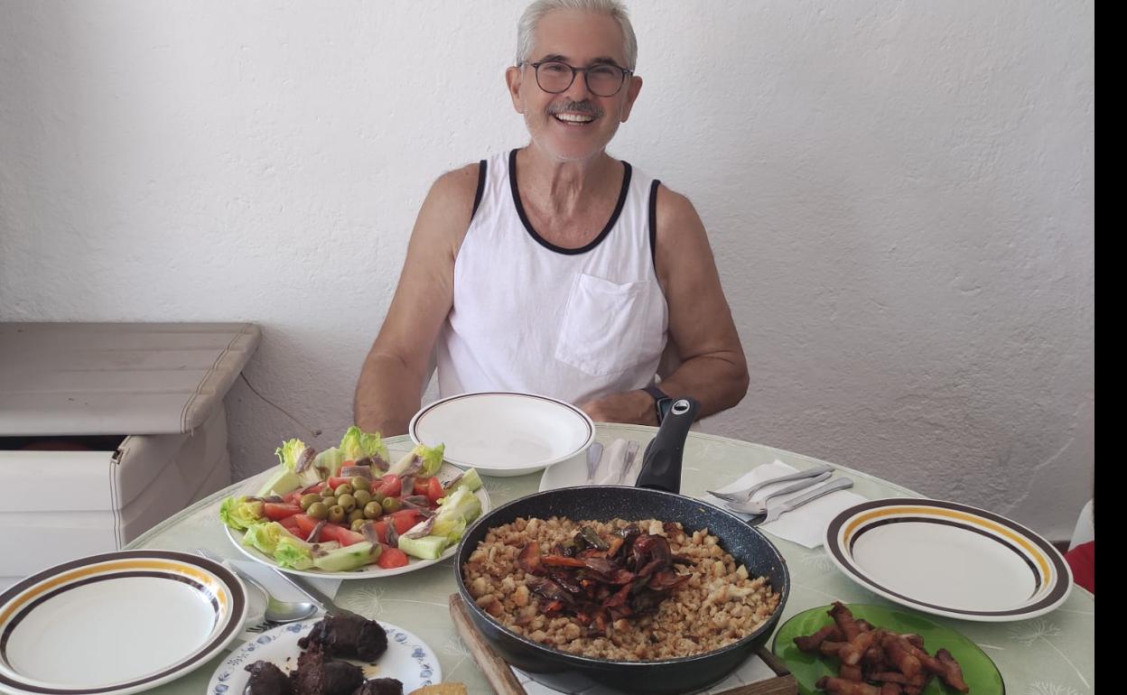 Manuel exhibe su creación que se degustará –como siempre en Almería– con una gran ensalada al centro. 