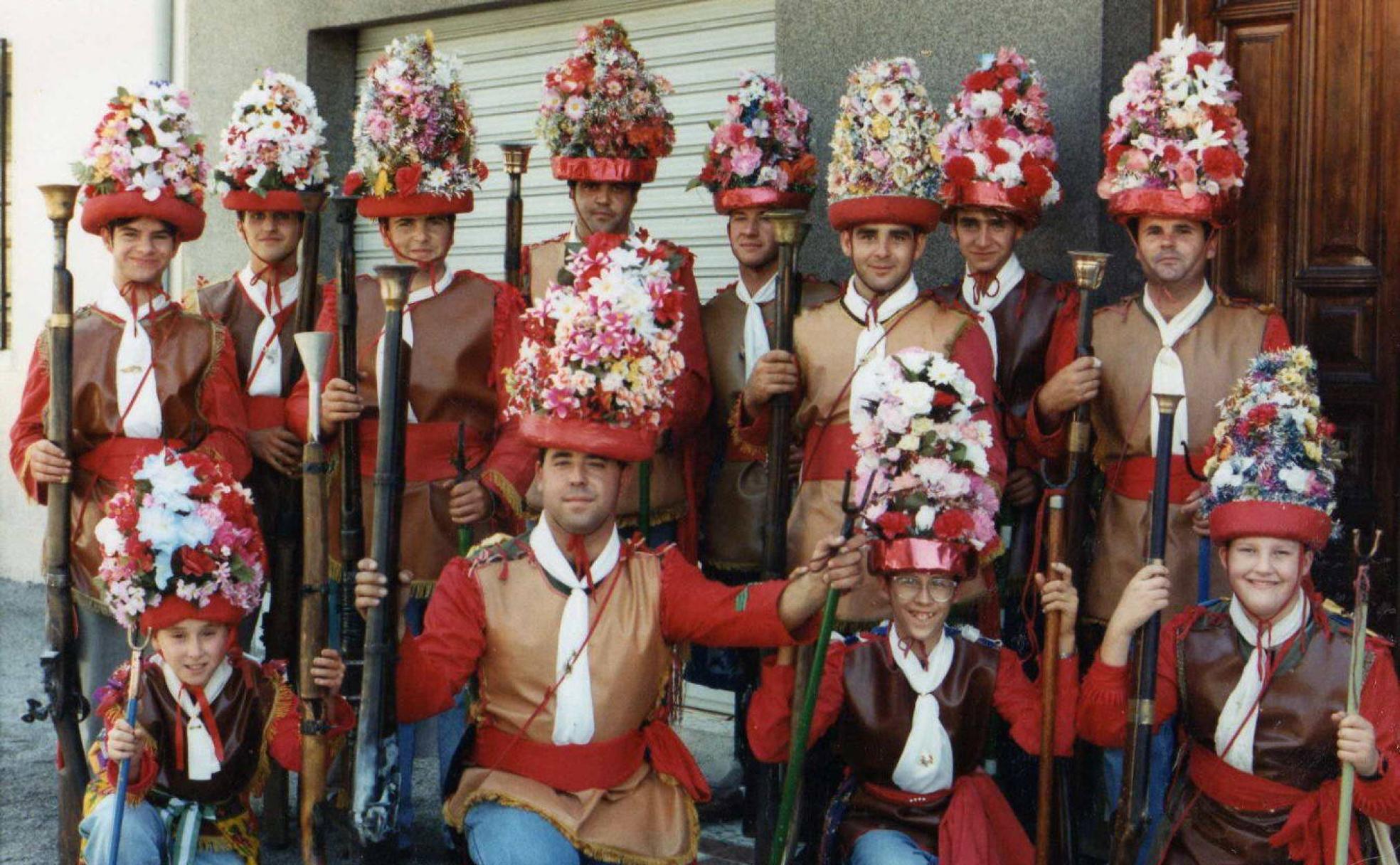 Un grupo de mosqueteros, en las fiestas de Béznar. Arriba, el monumento al mosquetero, frente a la ermita. 