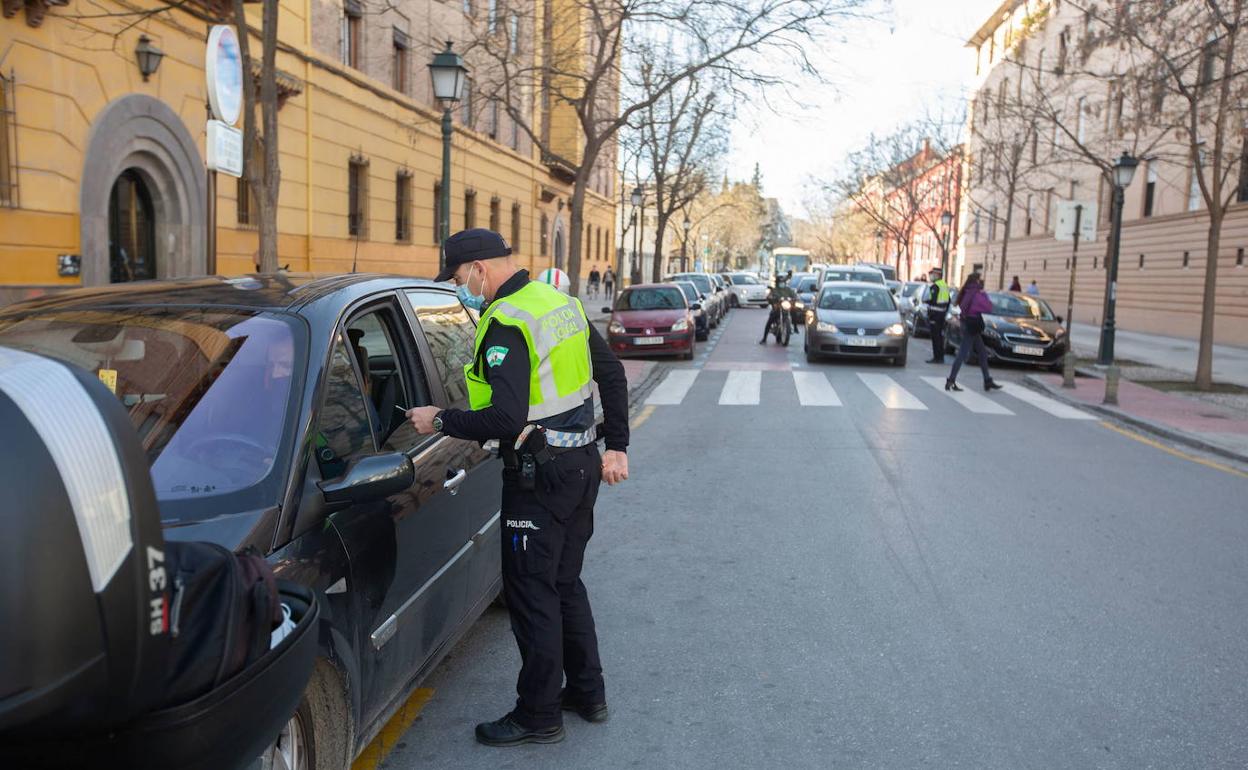 Un policía local, en un control.