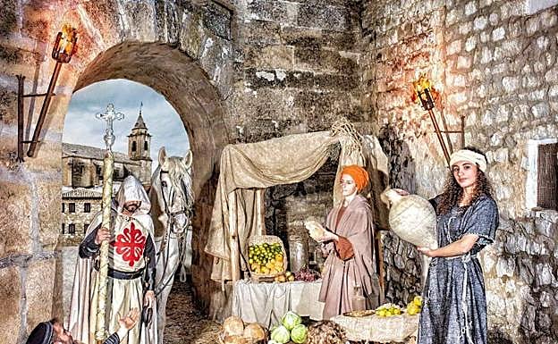 Imponente. A la izquierda, exterior del castillo. Sobre estas líneas, foto de las jornadas medievales anuales. 