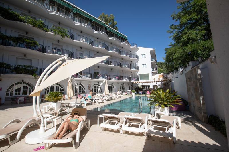 Una clienta se relaja en piscina del Hotel Los Ángeles, el emblemático cuatro estrellas granadino ubicado en la Cuesta Escoriaza. 