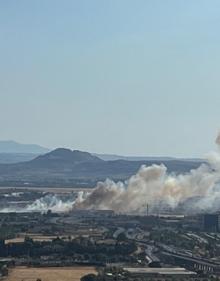 Imagen secundaria 2 - Los vehículos quemados en el incendio y una imagen de la columna de humo que he generado vista desde el Serrallo en Granada.
