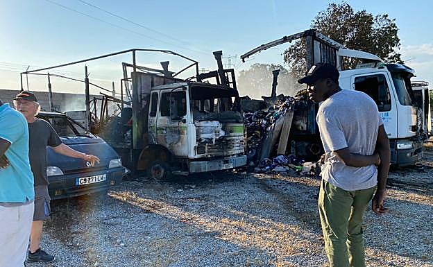 Imagen principal - Los vehículos quemados en el incendio y una imagen de la columna de humo que he generado vista desde el Serrallo en Granada.