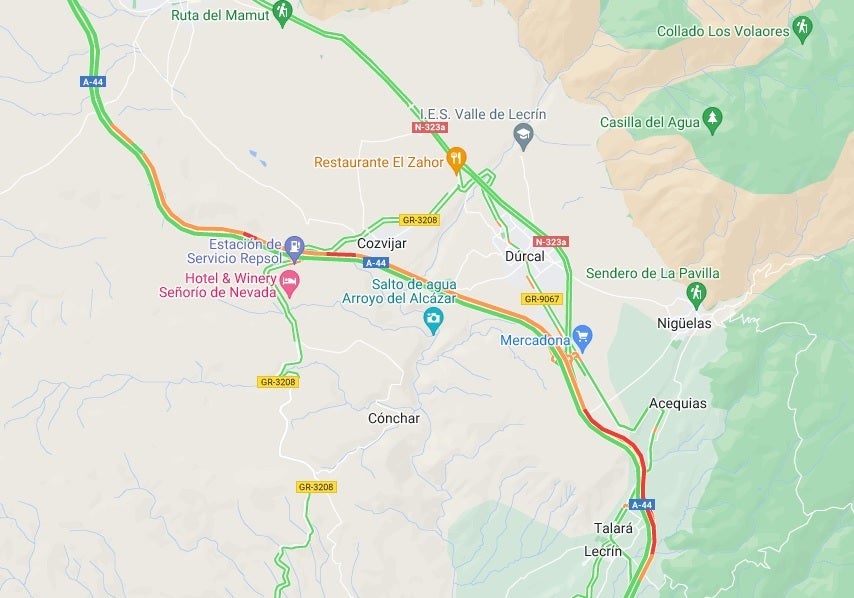 El mapa de tráfico muestra en naranja y rojo los puetos afectados por las retenciones en la A-44 entre Lecrín y Padul.