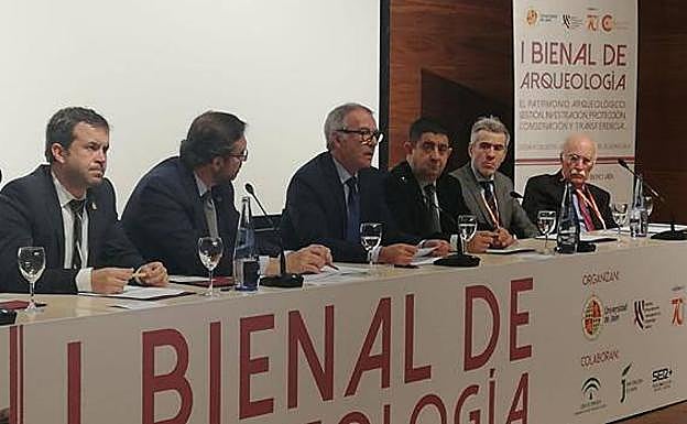 Guirao, en el centro, inauguró en 2019 la Bienal de Arqueología en el Museo Ibero. 