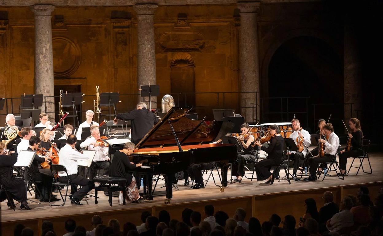 La London Symphony Orchestra con Maria Joao Pires, en el concierto de anoche. 
