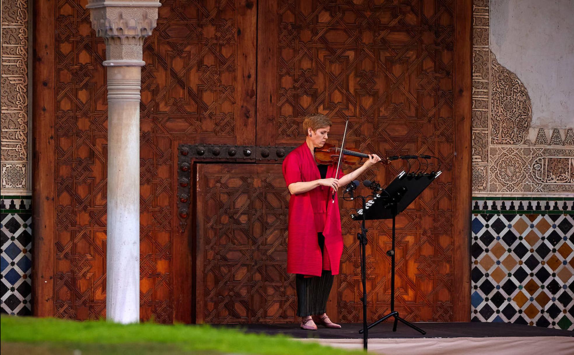 Isabelle Faust, en el patio de los Arrayanes.