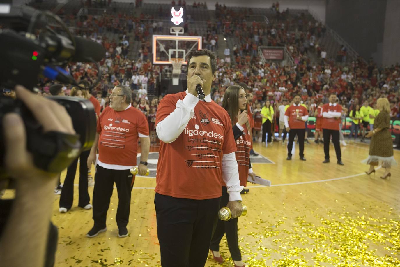 Pablo Pin se dirige a la afición tras el ascenso a la Liga Endesa. 