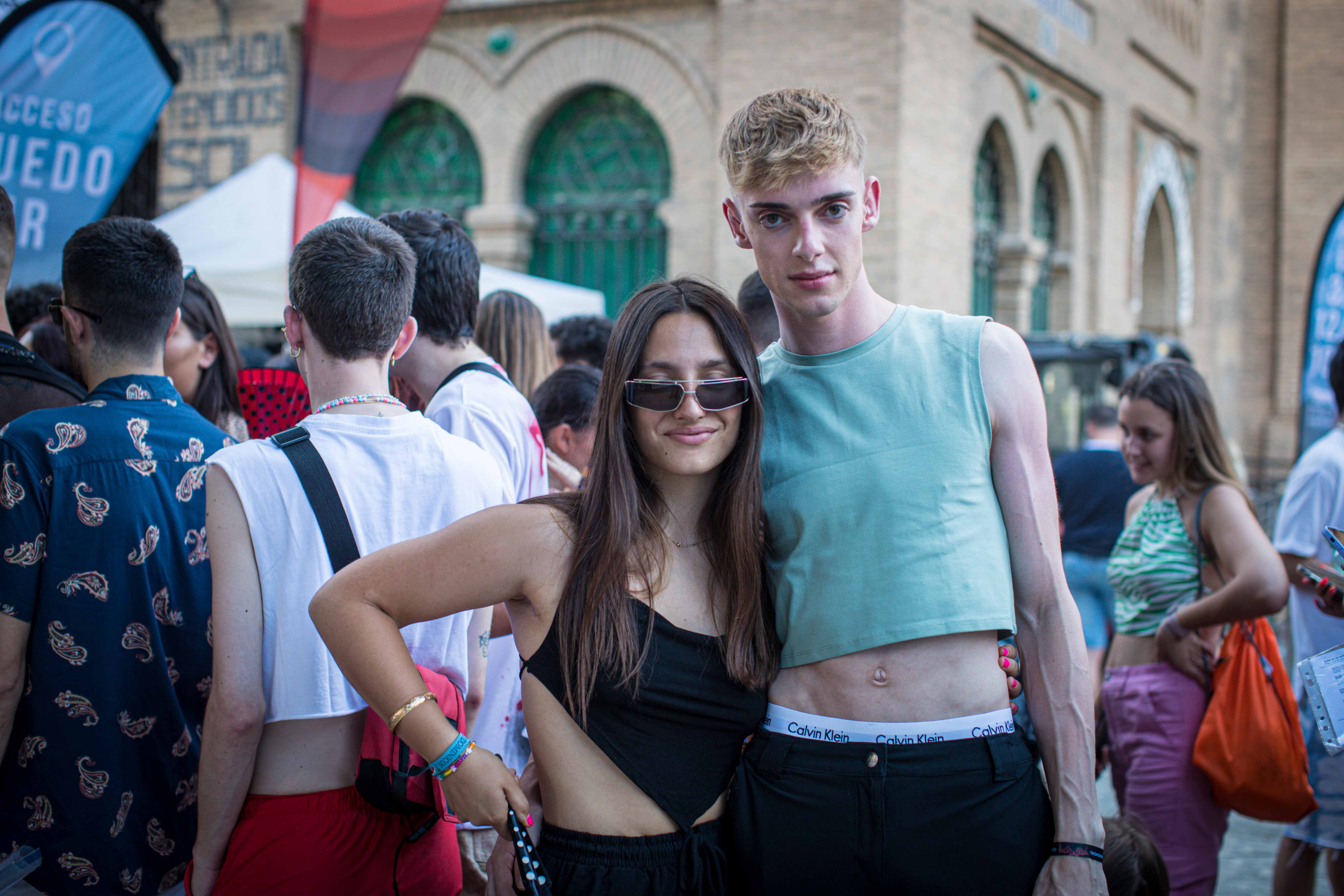 Ambiente previo al concierto de Rosalía en la plaza de toros de la ciudad de la Alhambra. 