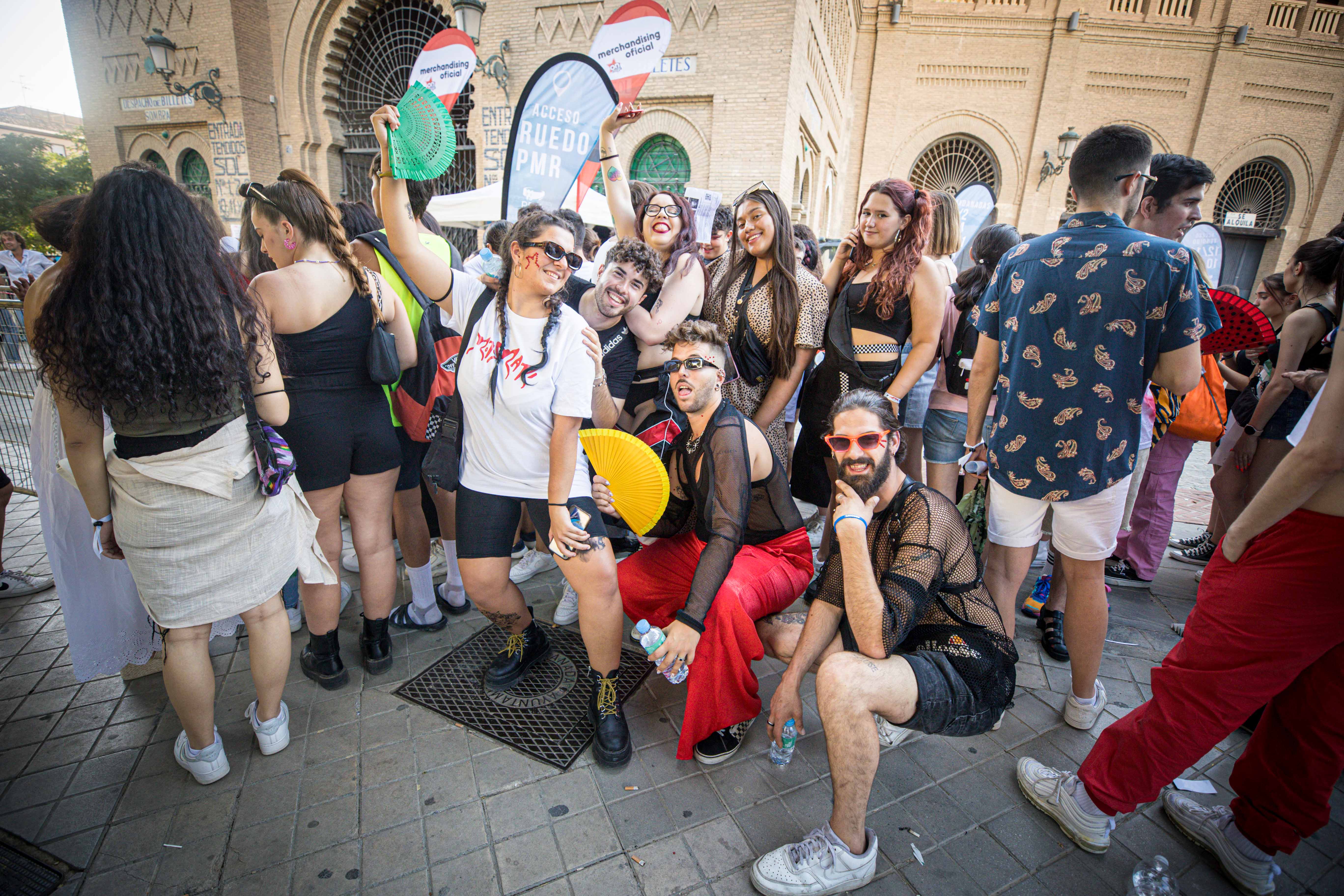 Ambiente previo al concierto de Rosalía en la plaza de toros de la ciudad de la Alhambra. 