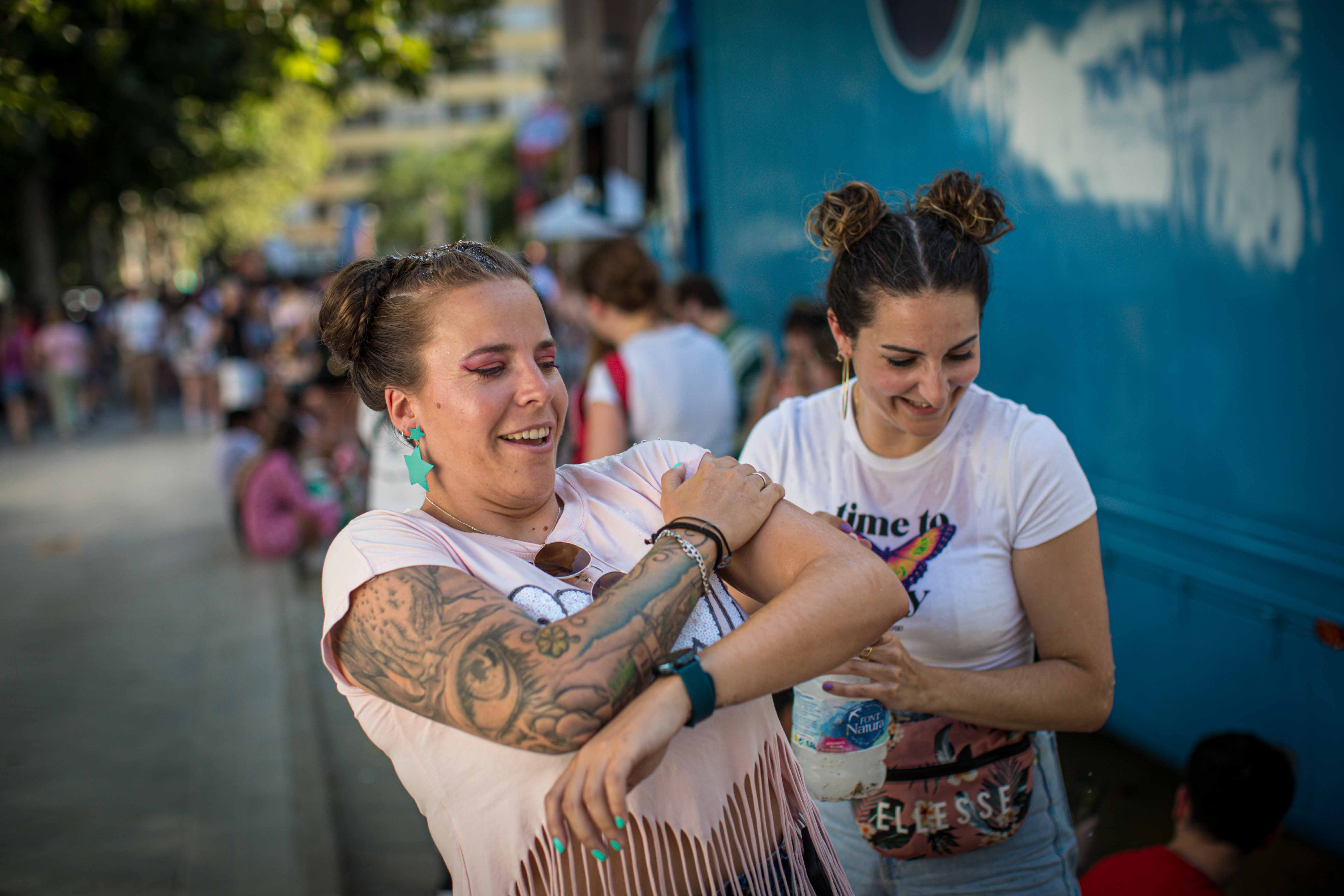 Ambiente previo al concierto de Rosalía en la plaza de toros de la ciudad de la Alhambra. 