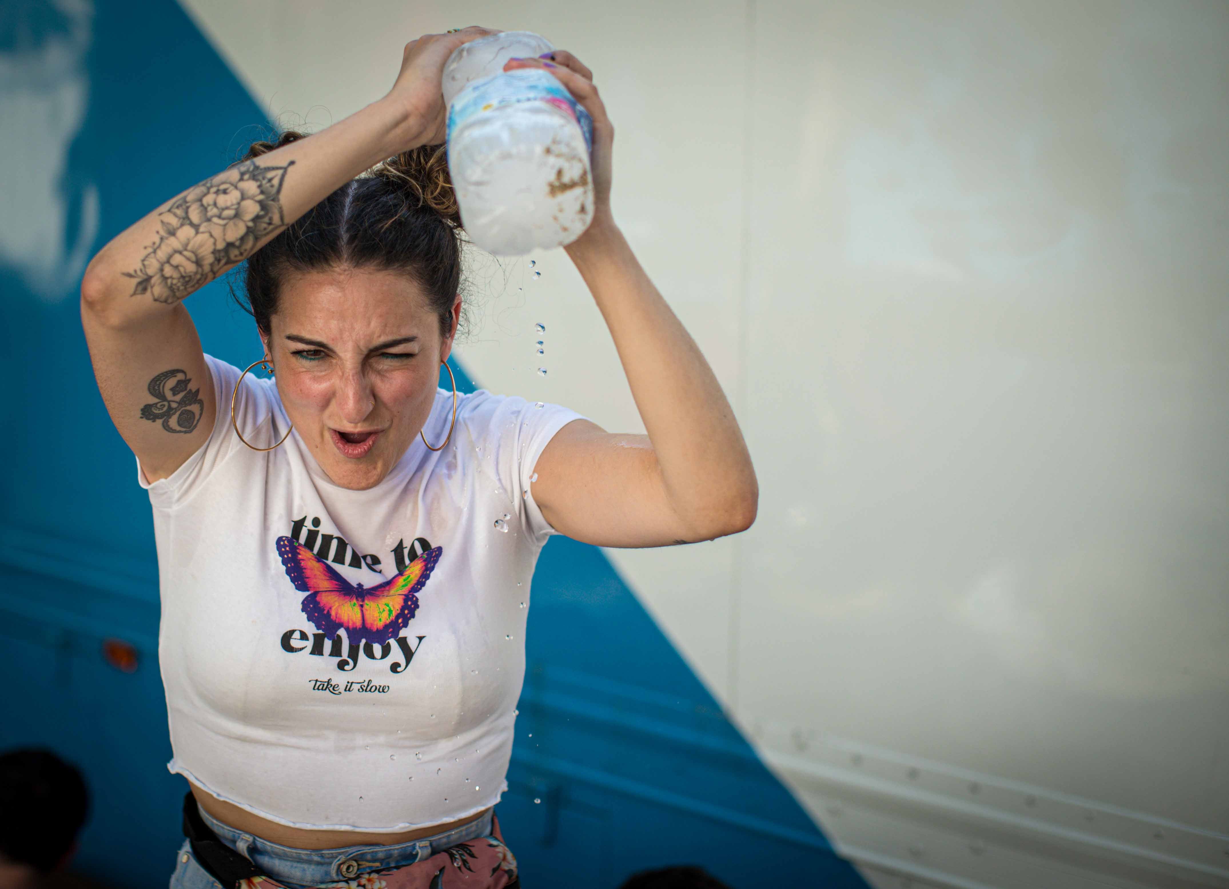 Ambiente previo al concierto de Rosalía en la plaza de toros de la ciudad de la Alhambra. 