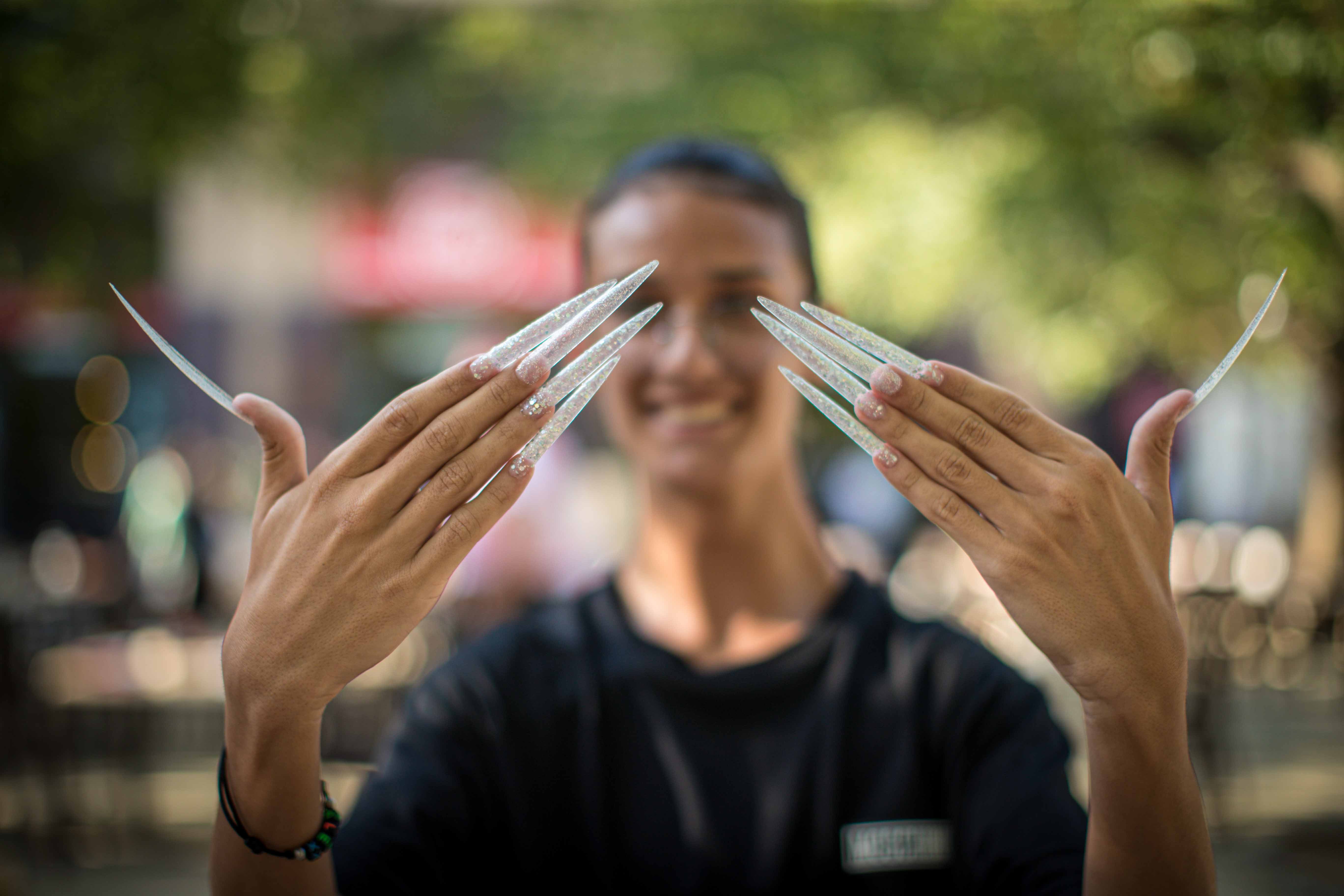 Ambiente previo al concierto de Rosalía en la plaza de toros de la ciudad de la Alhambra. 