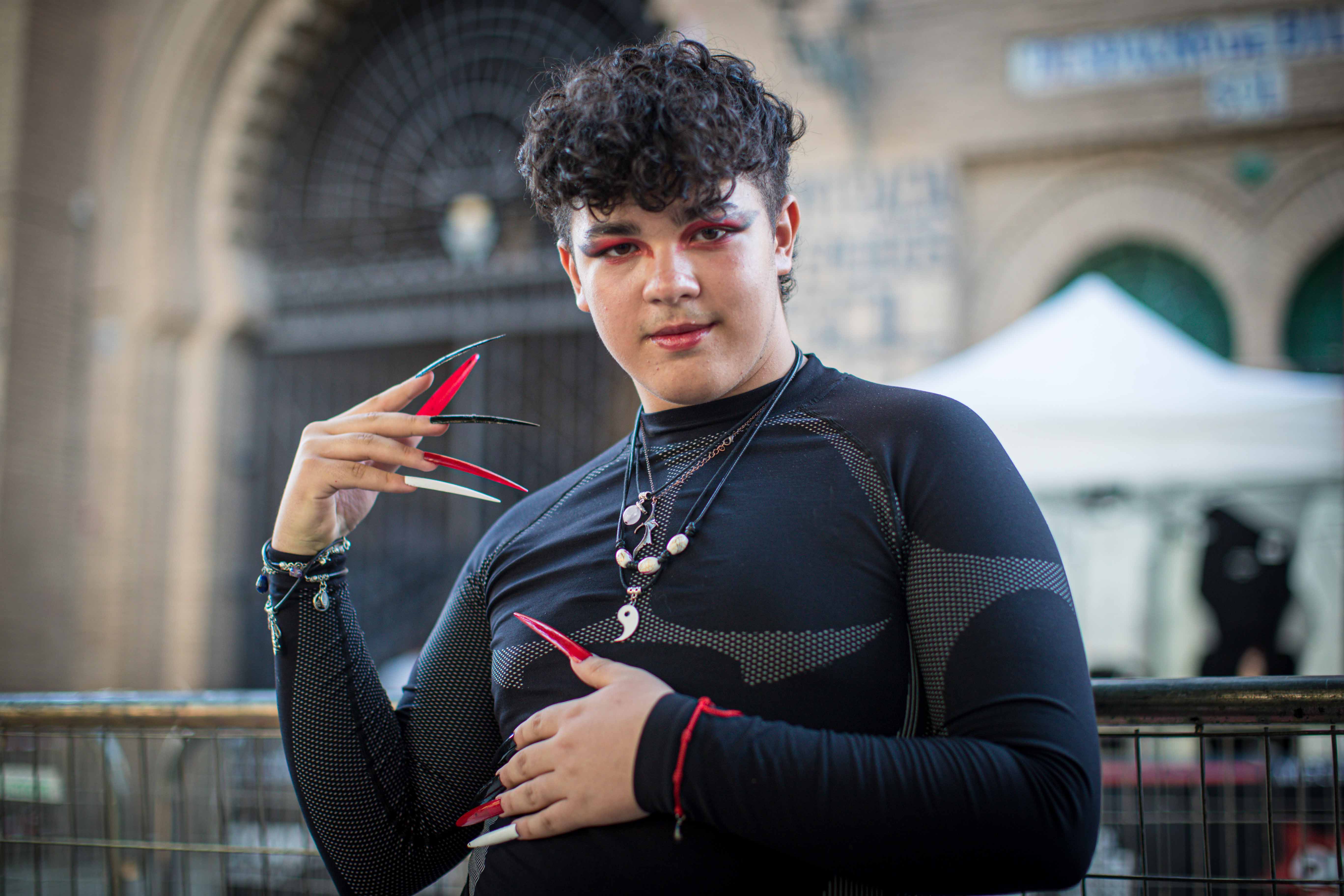 Ambiente previo al concierto de Rosalía en la plaza de toros de la ciudad de la Alhambra. 