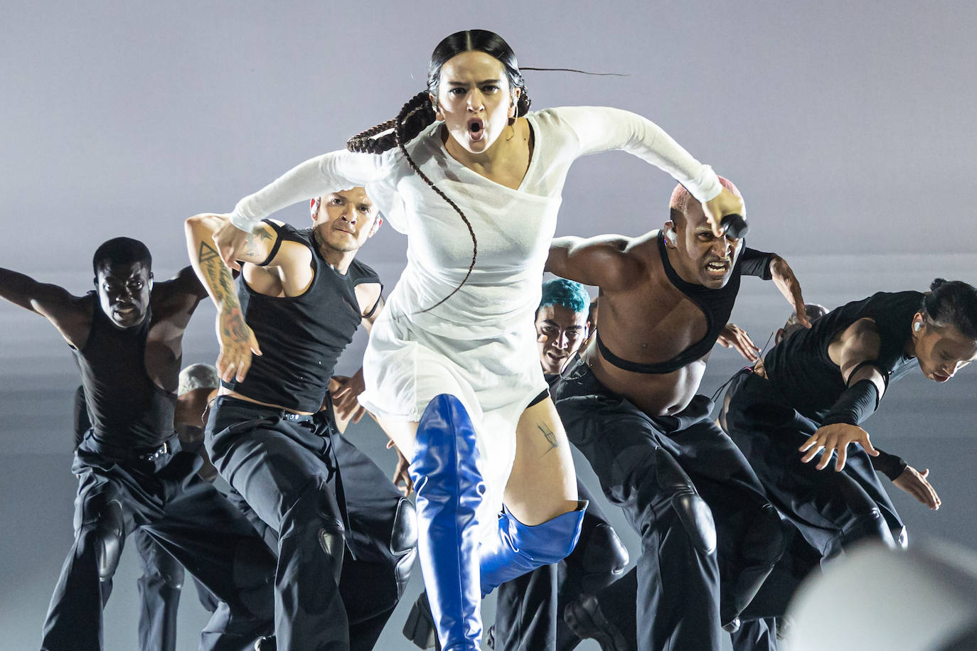 Rosalía y su grupo de baile, durante su actuación en la plaza de toros de Granada.