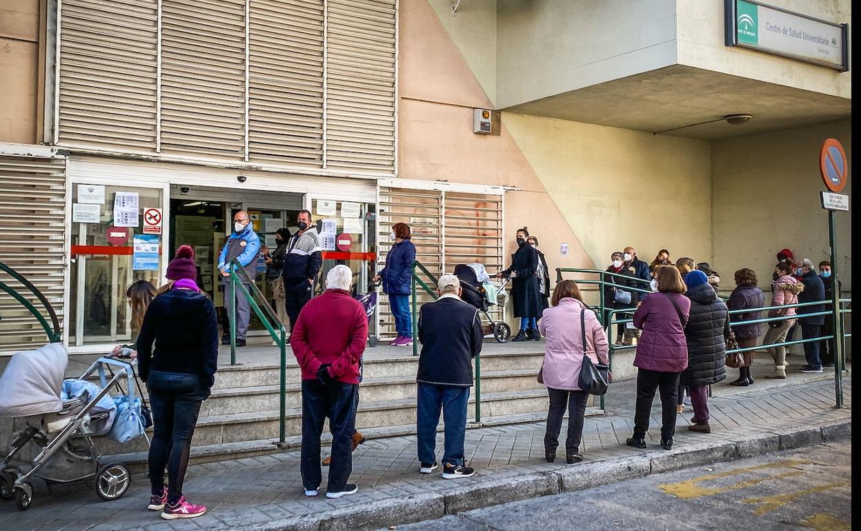 Colas para vacunarse en Granada. 
