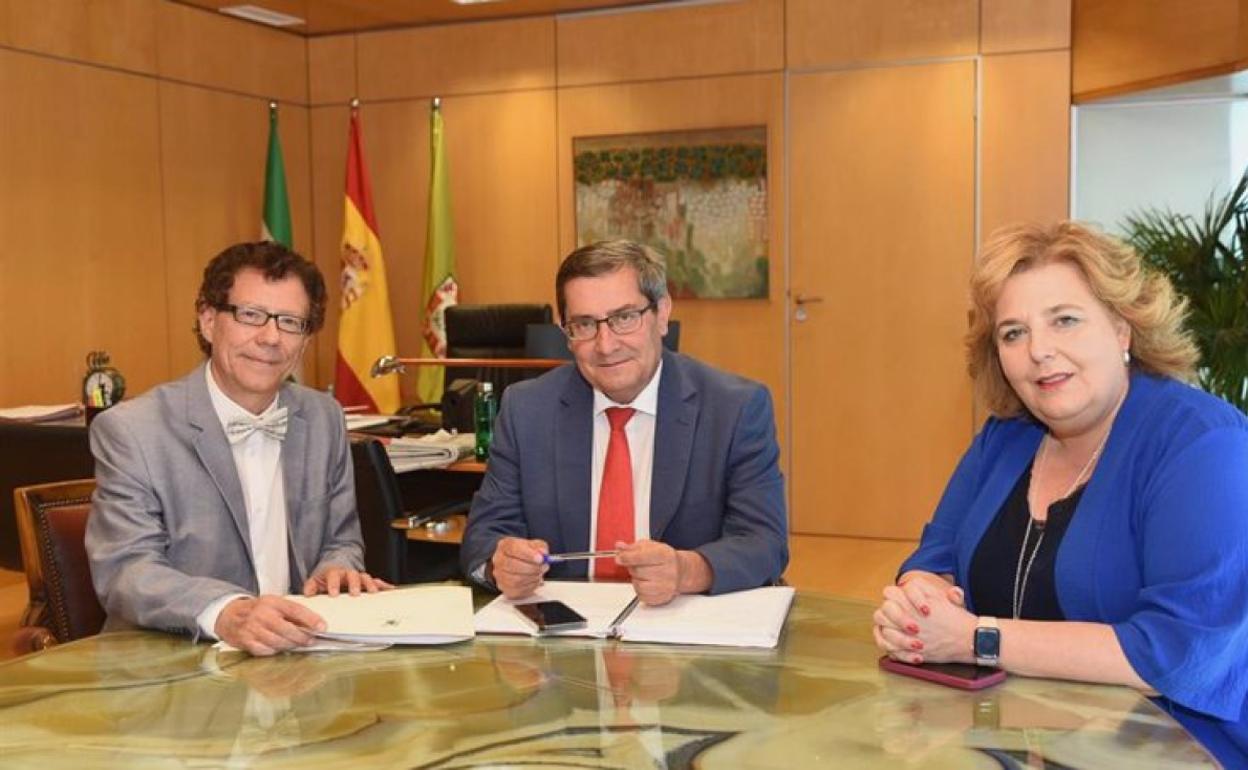 Reynaldo Fernández Manzano, nuevo director del Patronato García Lorca de Diputación, junto al presidente la Diputación, José Entrena, y la diputada de Presidencia, Fatima Gómez.