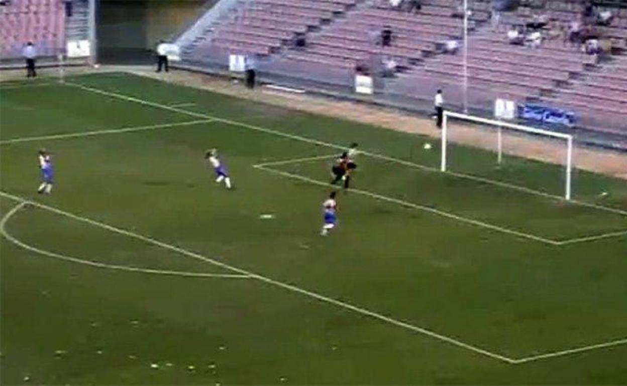 Momento del fatídico gol de Juanjo en propia meta. 