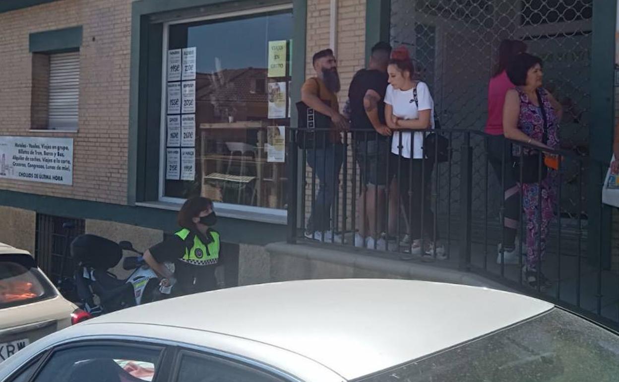 Los clientes que se sienten engañados, frente a las puertas de la agencia de viajes, que está cerrada.