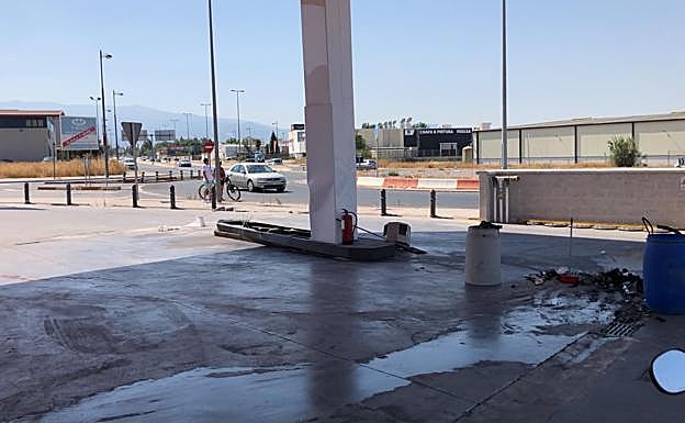 La gasolinera tras ser limpiada. 