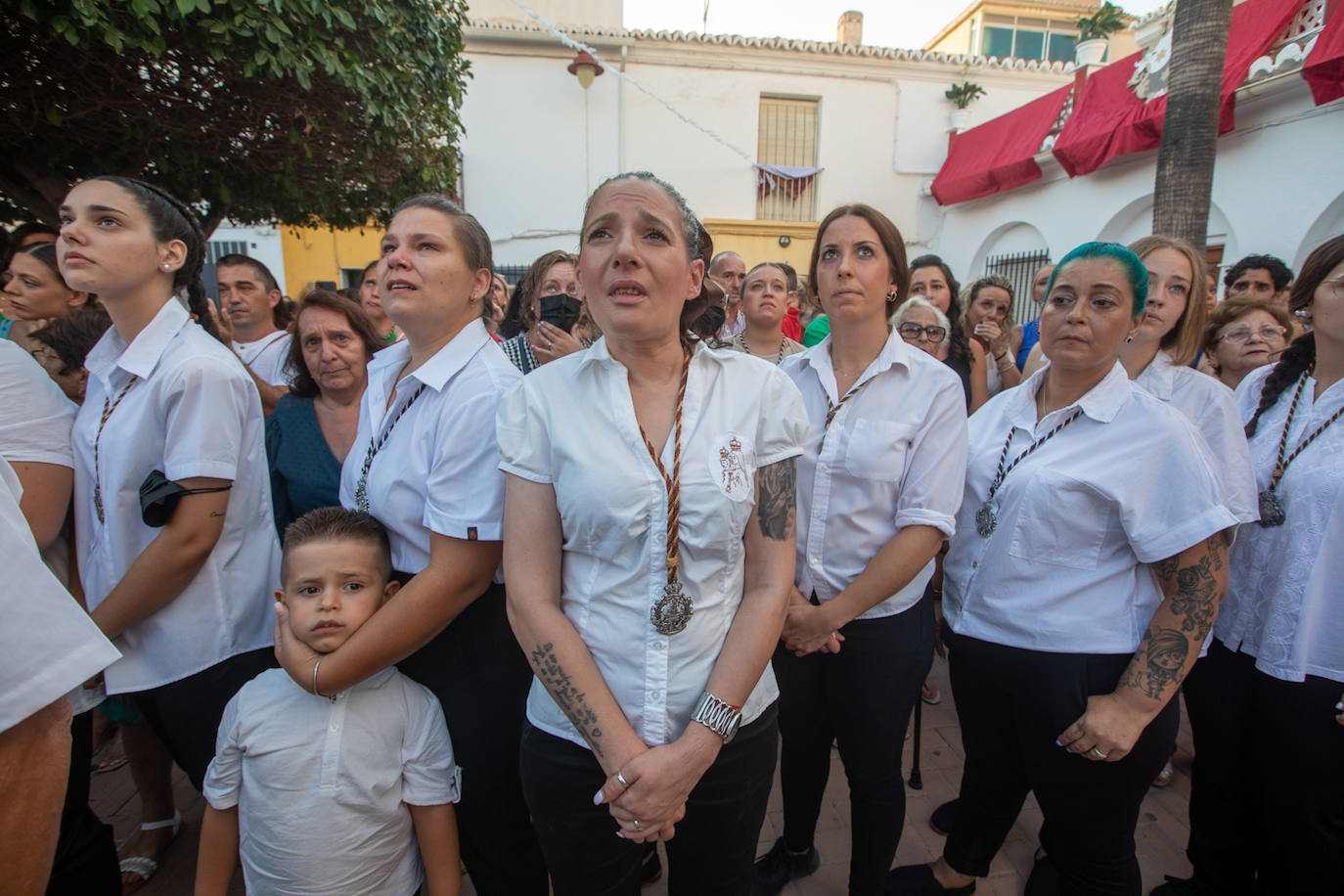 El trono de la Virgen del Carmen recibe una petalá a su paso por una de las calles de Varadero en Motril.