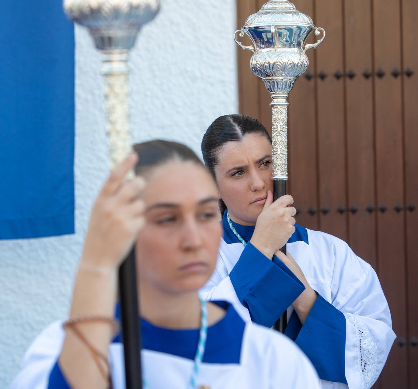 La Virgen del Carmen de Almuñéca, con el Barrio de Los Marinos al fondo, enfila la playa de San Cristóbal tras salir de la capilla.