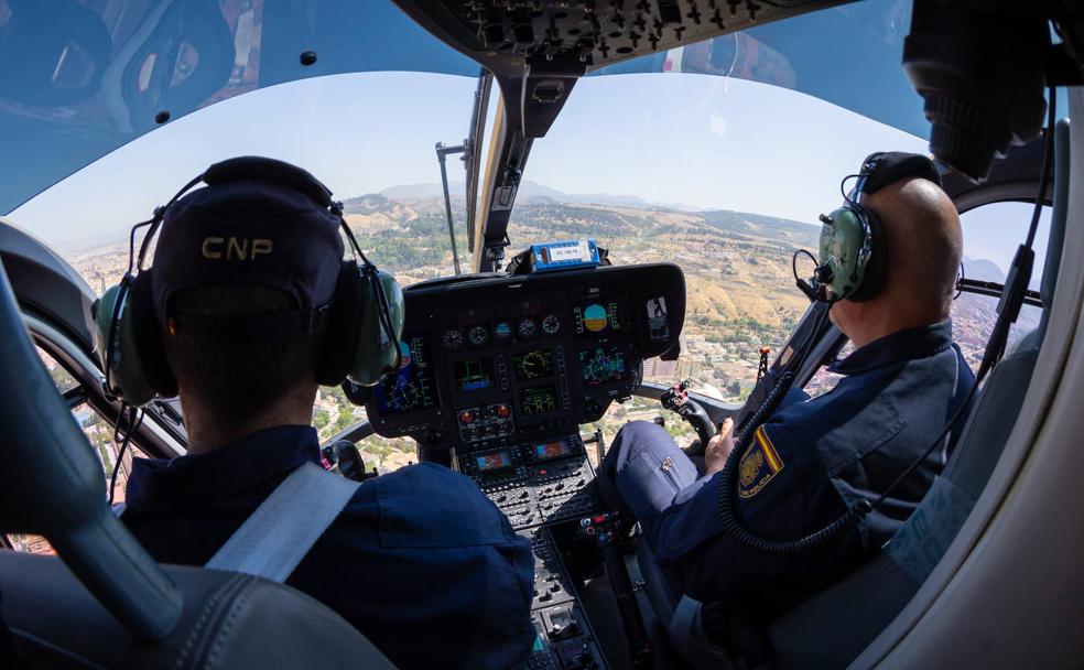 Los inspectores jefe Bardón y Jurado, durante uno de los vuelos de patrulla en los que pudo participar IDEAL, Desde el aire tienen otra perspectiva muy útil para todo tipo de tareas, desde operaciones contra la droga a la búsqueda de personas.