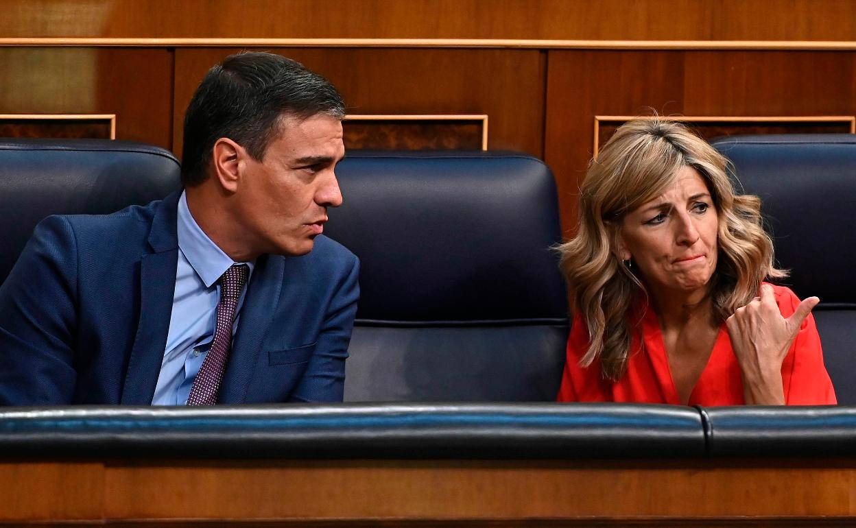 El presidente del Gobierno y la vicepresidenta segunda en el pleno del Congreso el pasado jueves. 