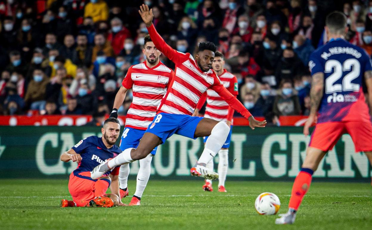 Yan Eteki recibe una entrada en el partido contra el Atlético. 