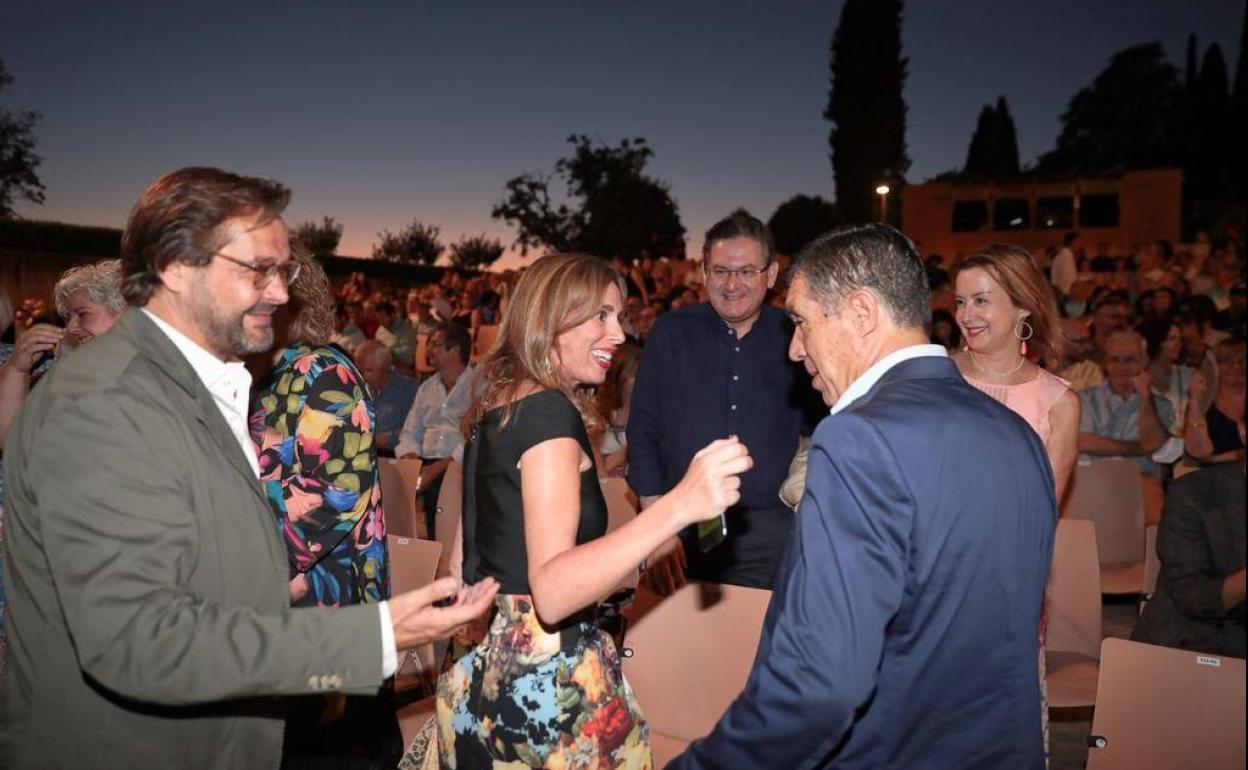 El delegado de Cultura, Antonio Granados, la directora del Patronato de la Alhambra, Rocío Díaz y el presidente del Tribunal Superior de Justicia de Andalucía, Lorenzo del Río, anoche en el Generalife. 