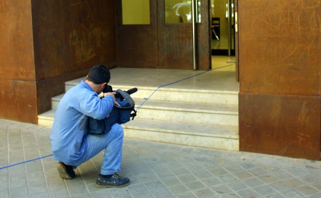 Un cámara graba la puerta de los juzgados de Menores de Granada. 