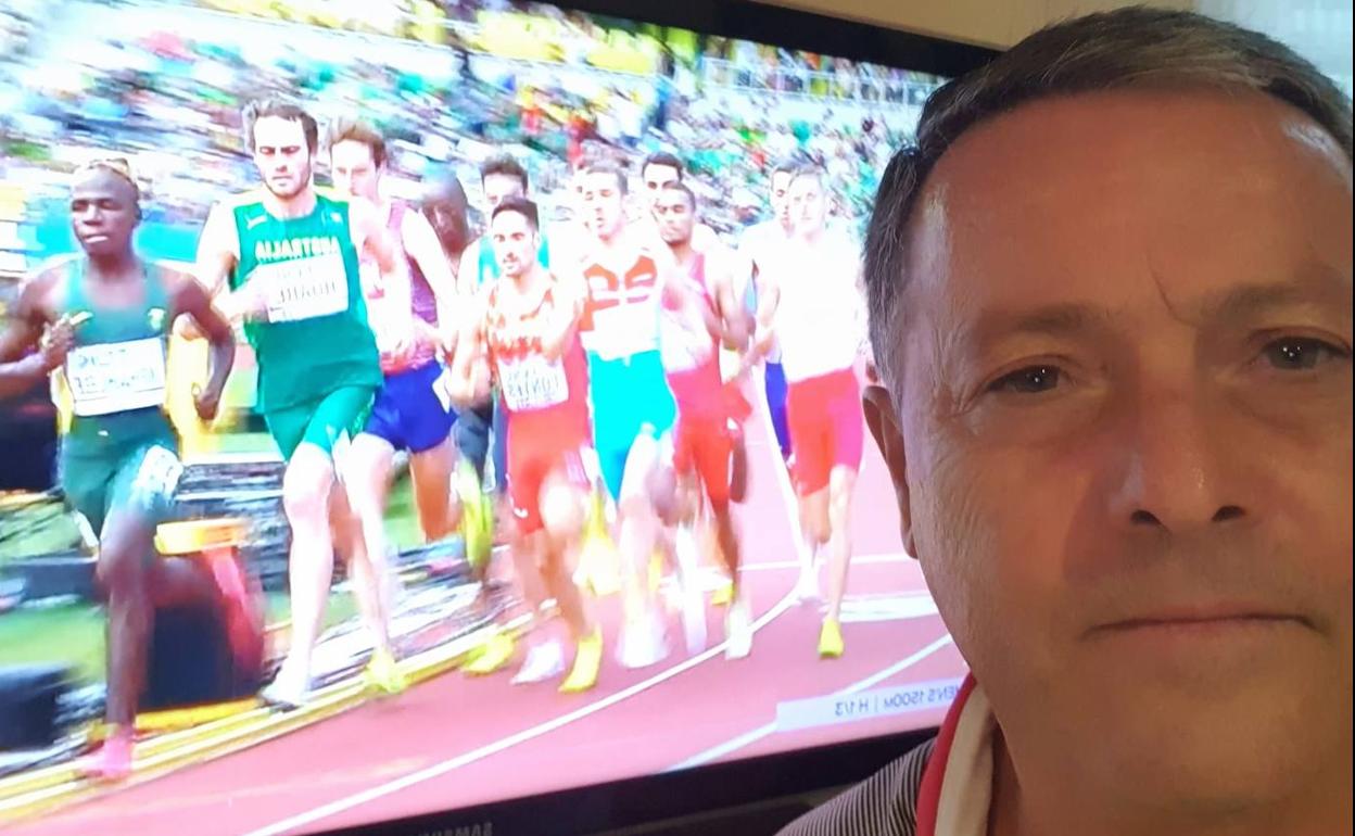 Simpático 'selfi' de Jesús Montiel durante la repetición de la carrera de Ignacio Fontes. 