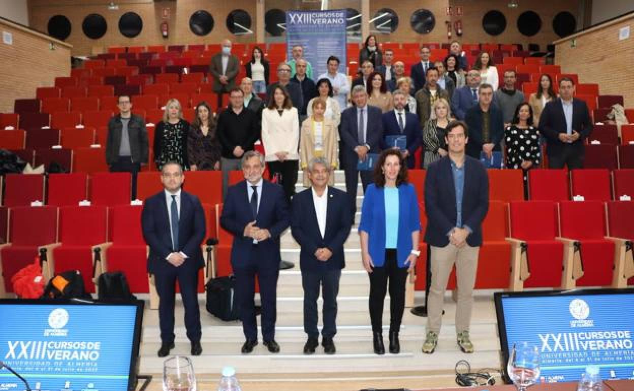 Foto de familia de la presentación de los XXIII Cursos de Verano. 
