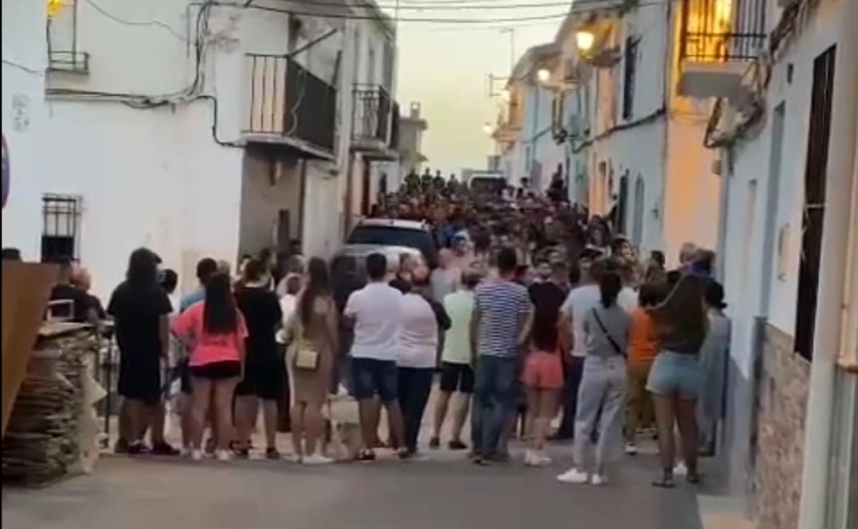 Tensión en Peal de Becerro tras la manifestación del lunes por la muerte de Álvaro Soto, apuñalado el fin de semana. 