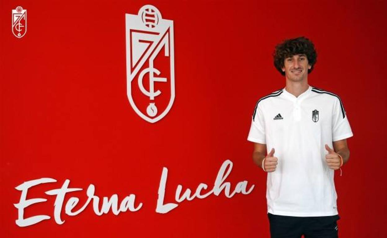 Carlos Pérez posa ya en la Ciudad Deportiva del club. 