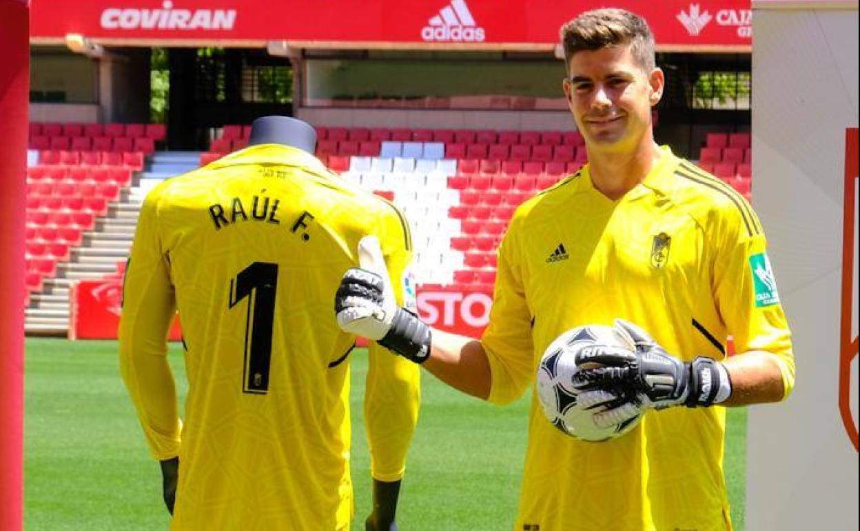 Raúl Fernández llevará el '1' en el Granada. 