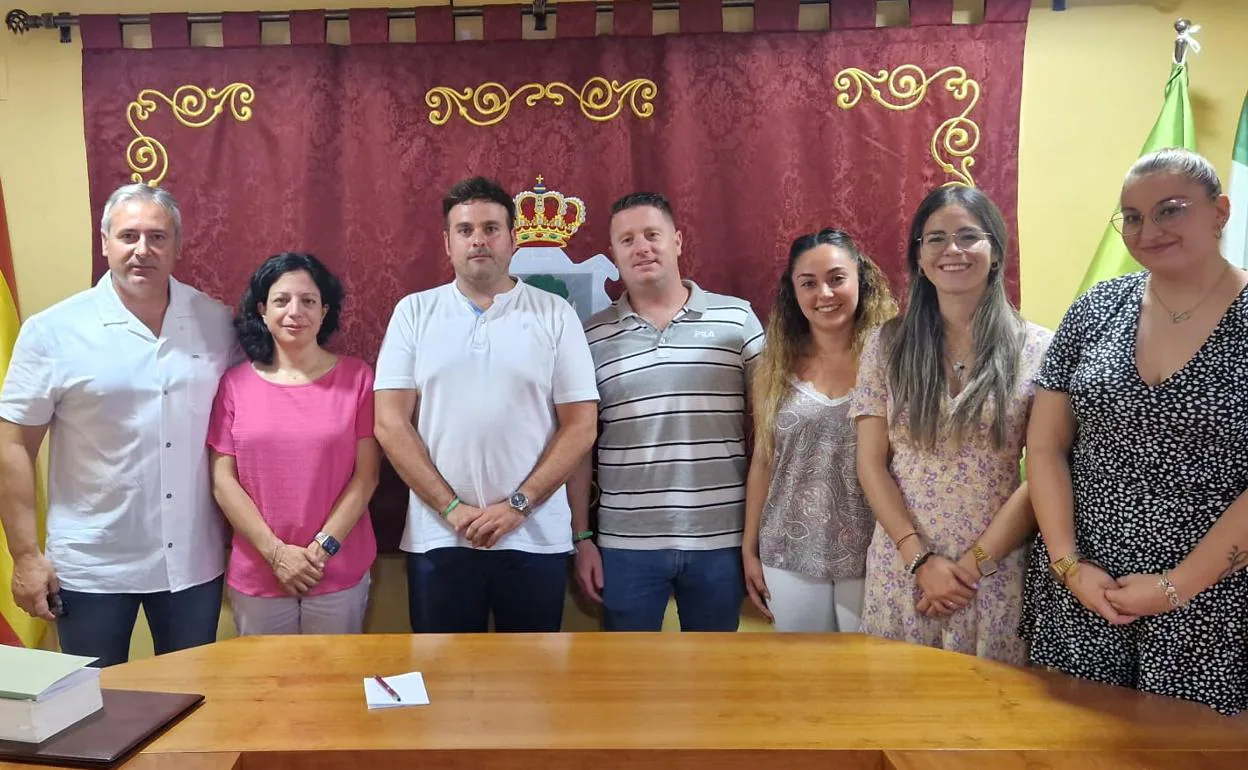 El alcalde Juan Guidú, junto a su equipo de gobierno y al coordinador comarcal del PSOE, Antonio Morales. . 