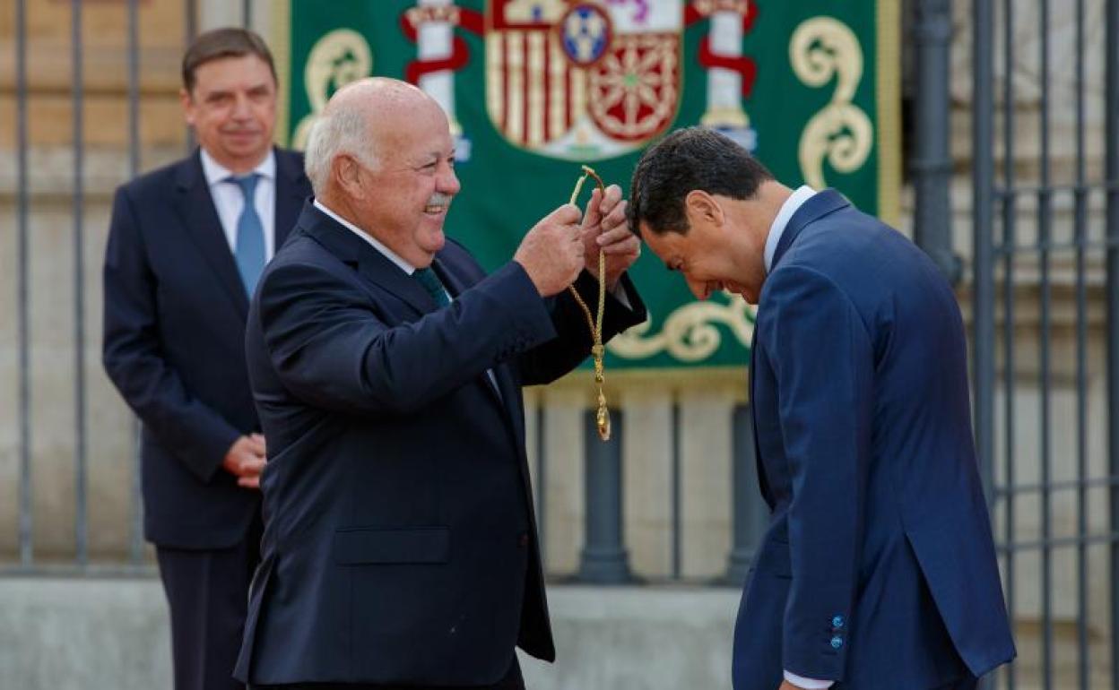 l presidente de la Junta de Andalucía, Juanma Moreno, recibe la medalla del presidente del Parlamento andaluz, Jesús Aguirre. 