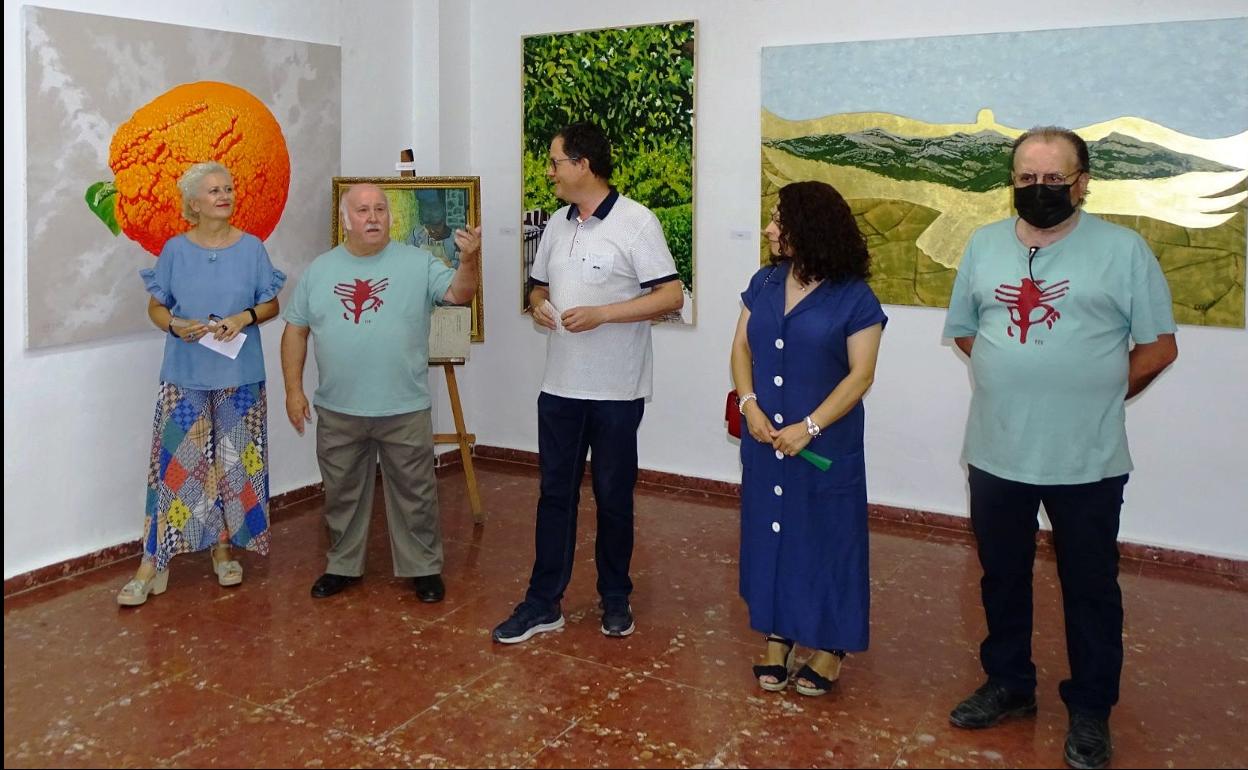 El pintor explica detalles de su obra a los asistentes a la inauguración de la muestra en Quesada. 